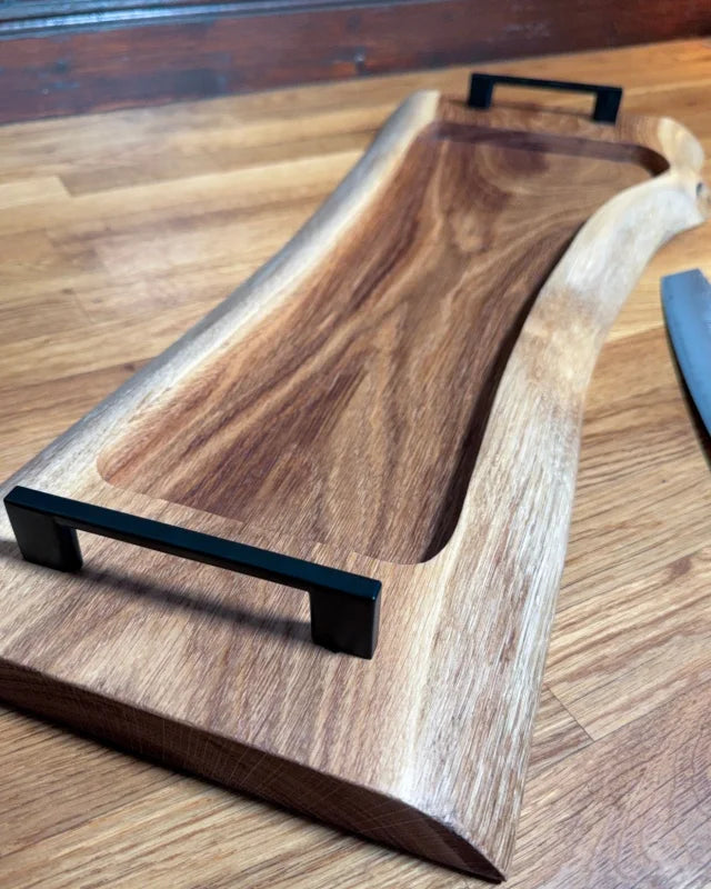 Pitmaster Board OakFlow aus Eiche mit Naturkante und Metallgriffen – schmales BBQ Servierbrett | 63x23x2,5 cm