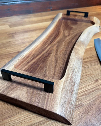 Pitmaster Board OakFlow aus Eiche mit Naturkante und Metallgriffen – schmales BBQ Servierbrett | 63x23x2,5 cm