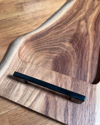 Pitmaster Board OakFlow aus Eiche mit Naturkante und Metallgriffen – schmales BBQ Servierbrett | 63x23x2,5 cm