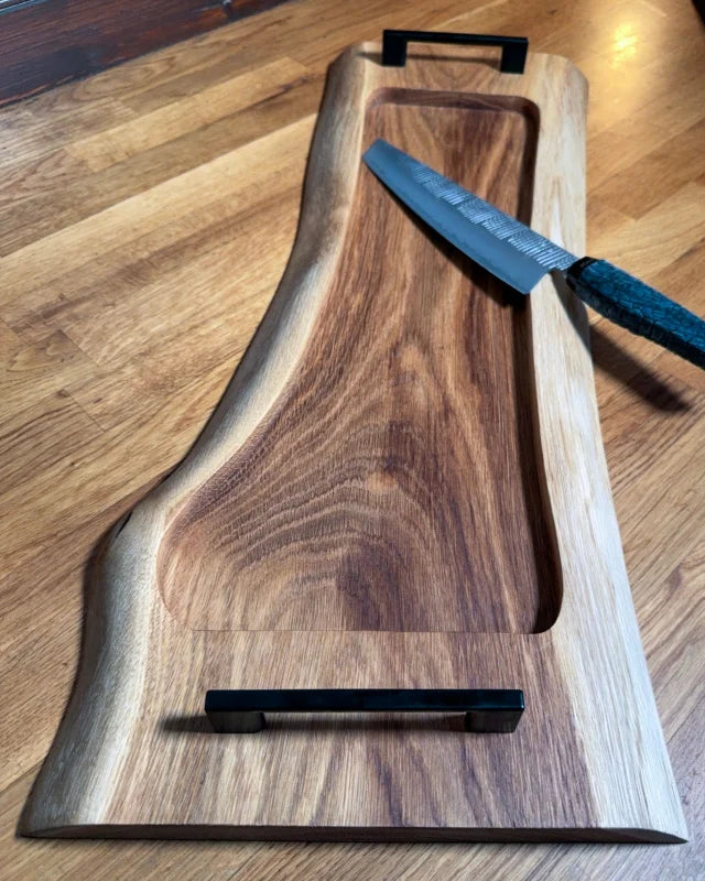 Pitmaster Board OakFlow aus Eiche mit Naturkante und Metallgriffen – schmales BBQ Servierbrett | 63x23x2,5 cm