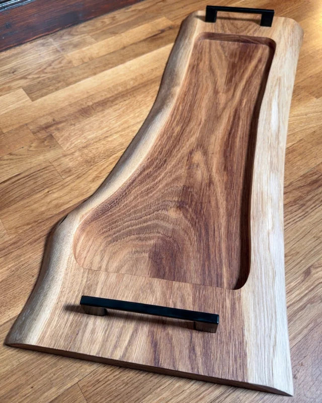 Pitmaster Board OakFlow aus Eiche mit Naturkante und Metallgriffen – schmales BBQ Servierbrett | 63x23x2,5 cm