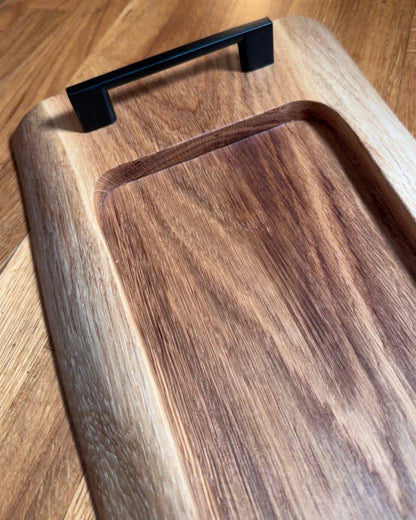 Pitmaster Board OakFlow aus Eiche mit Naturkante und Metallgriffen – schmales BBQ Servierbrett | 63x23x2,5 cm