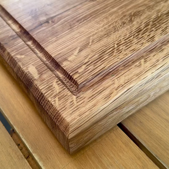 Video: CHEFBRETT XS Grip – kleines Schneidebrett Eiche 35×25 cm, 4 cm stark, mit Griffmulde & Saftrille. Kompakt, beidseitig nutzbar, ideal für Küche & Grill.