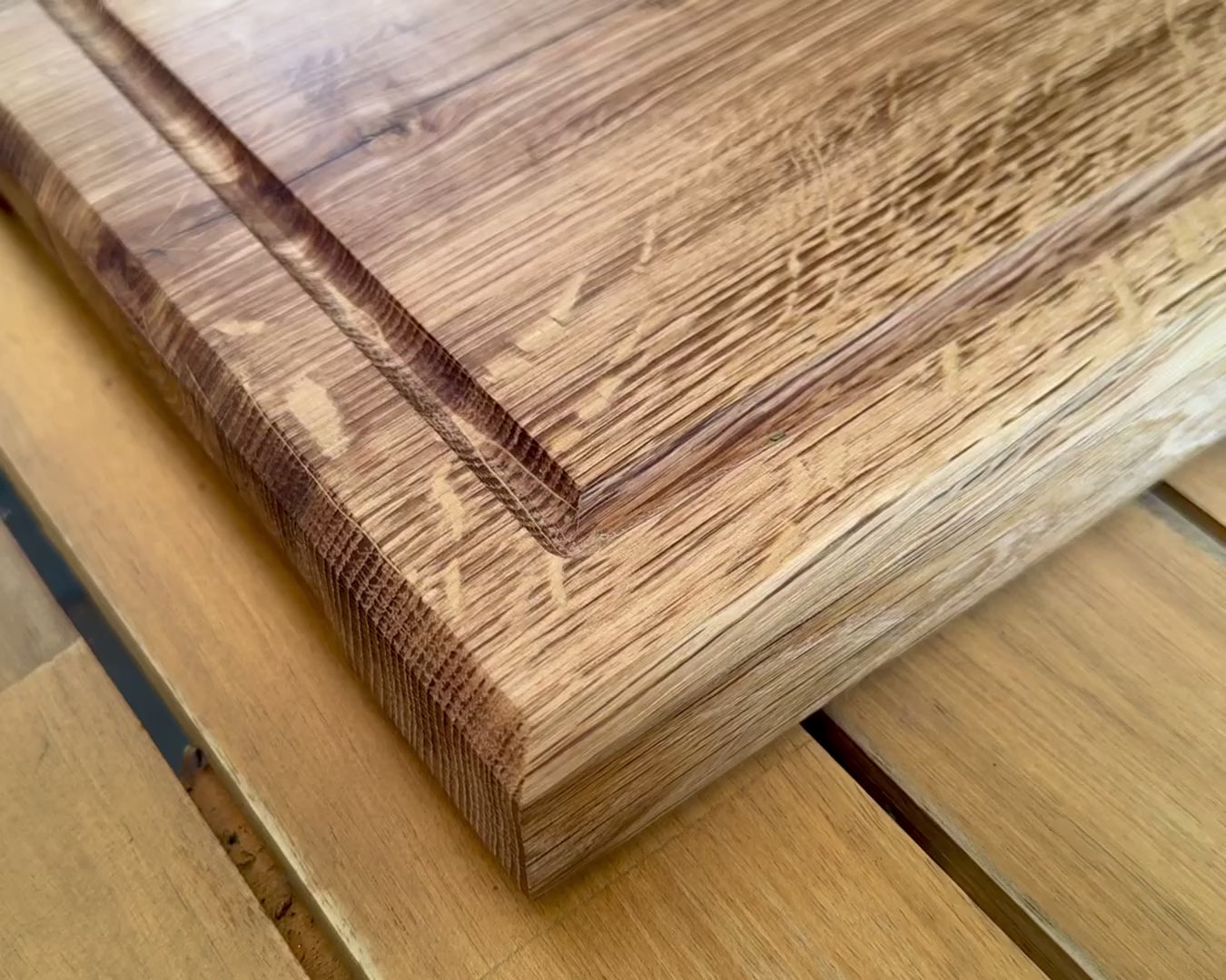 Video: CHEFBRETT XS Grip – kleines Schneidebrett Eiche 35×25 cm, 4 cm stark, mit Griffmulde & Saftrille. Kompakt, beidseitig nutzbar, ideal für Küche & Grill.