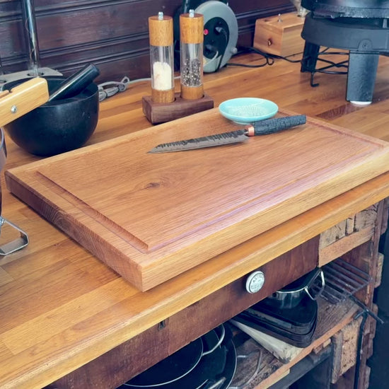 Video: Schneidebrett Eiche 60×40 cm – CHEFBRETT XXL, handgefertigt, exakt 4 cm stark, mit Saftrille, beidseitig nutzbar. Ideal für Braten, Pulled Pork & BBQ.