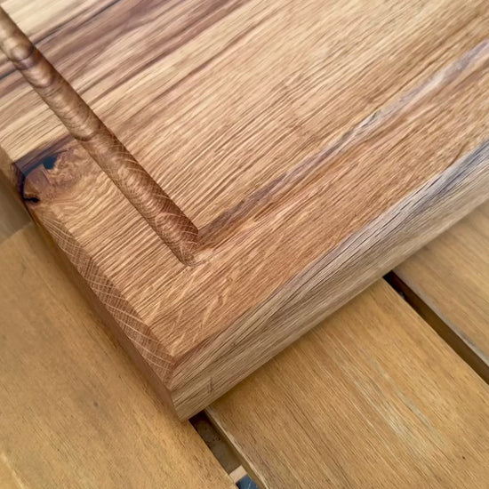 Video: CHEFBRETT M Grip – Schneidebrett Eiche 40×30 cm, 4 cm stark, mit Griffmulden & Saftrille. Beidseitig nutzbar, ideal für Küche, Grill & Servieren.