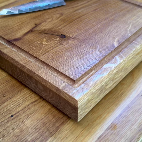 Video: Schneidebrett Eiche 30×30 cm – CHEFBRETT S kompakt, handgefertigt, mit Saftrille, beidseitig nutzbar für Küche & Grill.