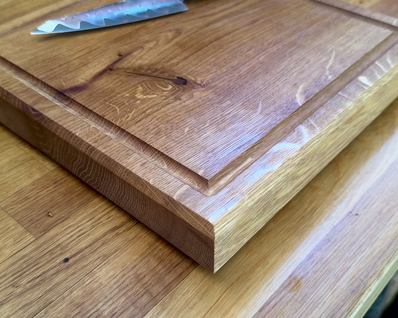 Video: Schneidebrett Eiche 30×30 cm – CHEFBRETT S kompakt, handgefertigt, mit Saftrille, beidseitig nutzbar für Küche & Grill.