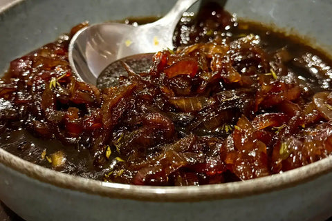 Glossy Zwiebelmarmelade mit Balsamico auf einem Massivholz Servierbrett.