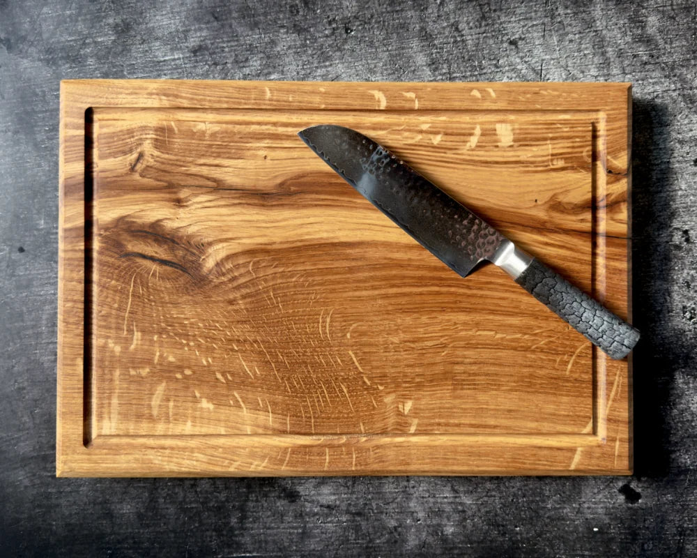 Damast-Santokumesser mit 19 cm Klinge auf massivem Eiche-Schneidebrett 40 × 30 cm