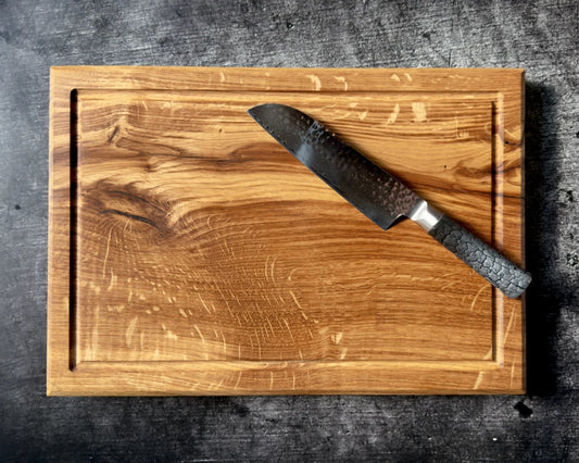 Damast-Santokumesser mit 19 cm Klinge auf massivem Eiche-Schneidebrett 40 × 30 cm