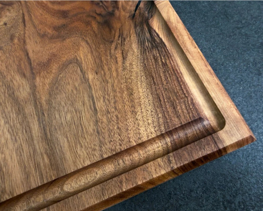 Eckdetail mit Saftrille – Schneidebrett aus Nussbaum 40x30x4 cm