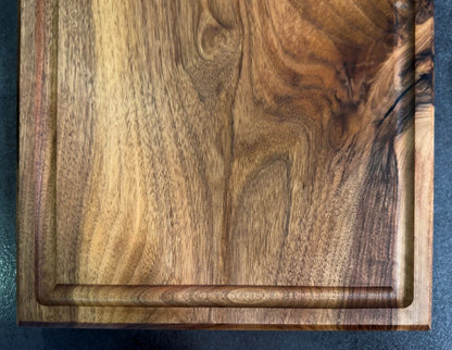 Saftrille und Maserung im Detail – Nussbaum Schneidebrett 40x30x4 cm