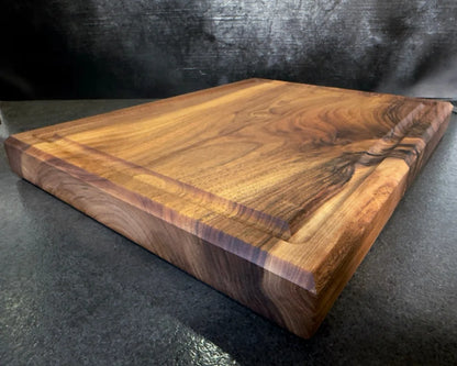 4 cm starke Seitenansicht – Nussbaum Schneidebrett 40x30x4 cm