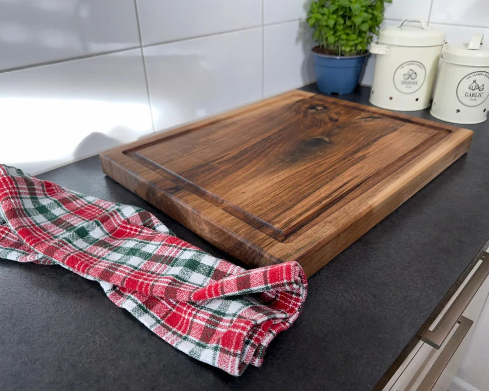 Nussbaum Schneidebrett 50x40x4 cm mit Saftrille – CHEFBRETT L schräge Küchenansicht