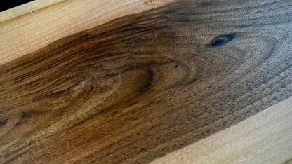 Natürliche Holzmaserung in Dunkel- und Helltönen auf Ulme Massivholz Steak-Brett