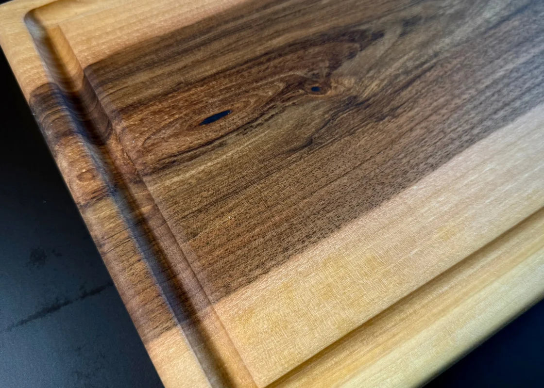 Schneidebrett aus Ulme Massivholz mit einzigartigem Holzmaserungsmuster und Farbe