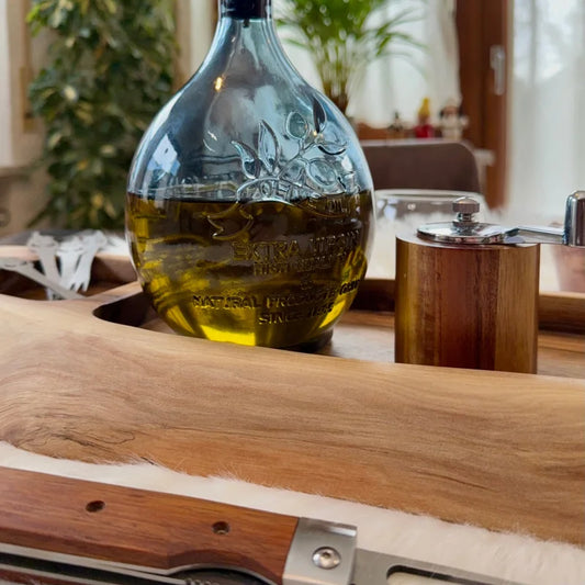 Dekorative Glasflasche mit gelb-grünem Liquid für Snack Shack Servier- und Dekobrett