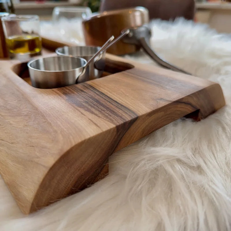 Handgefertigtes Servierbrett aus Holz mit Metall-Schalen für Snack Shack bietet perfekten Stil
