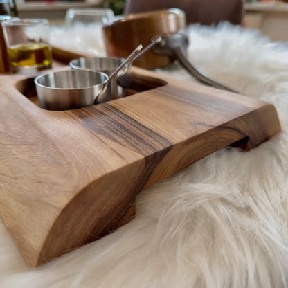 Handgefertigtes Servierbrett aus Holz mit Metall-Schalen für Snack Shack bietet perfekten Stil
