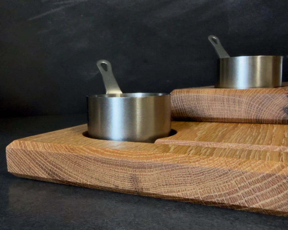 BBQ Brett 40x30cm mit Dip-Ausfräsung aus massiver Eiche für Grill und Küche