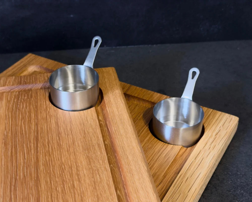 Handgefertigtes Eiche Servierbrett mit Saftrille für Steak, Burger und Dips