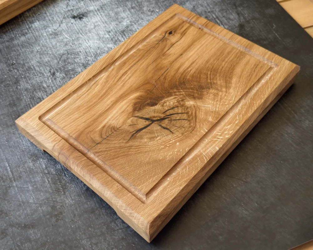 Steakbrett aus massiver Eiche 35x25x4 cm mit Griffmulde und Saftrille