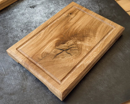 Steakbrett aus massiver Eiche 35x25x4 cm mit Griffmulde und Saftrille