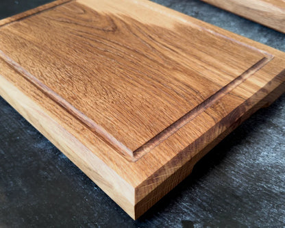 Steakbrett aus massiver Eiche 40x30x4 cm mit Griffmulde und Saftrille