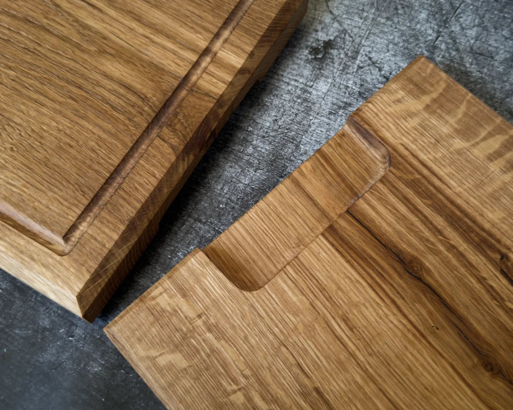 Handgefertigtes Steakbrett aus Eiche 40x30 cm mit Saftrille und Griffmulde