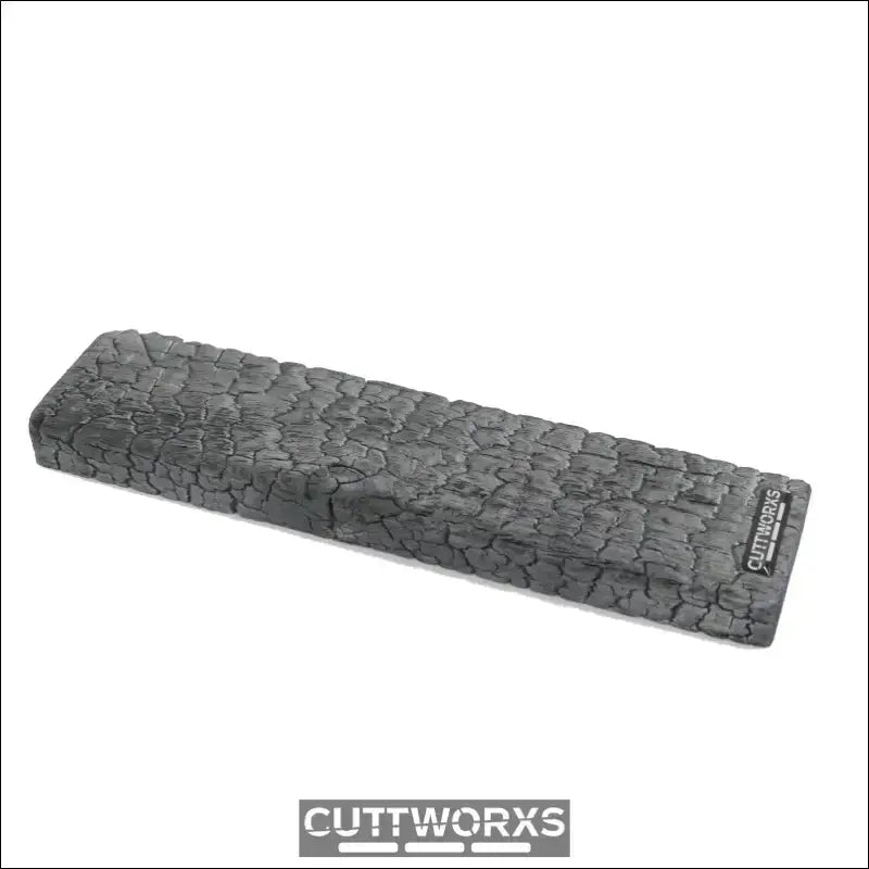 Steintexturiertes Handballenpolster mit Cuttworks Logo für die Cuttworxs Damastmesser Kollektion.