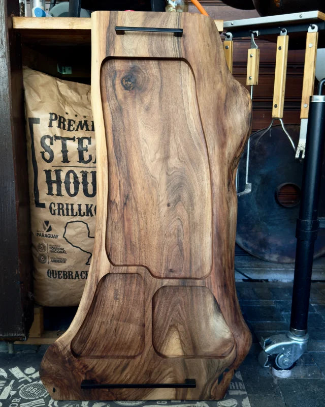 The Walnut Stage – Großes Schneidebrett aus Nussbaum Holz auf hellem Untergrund