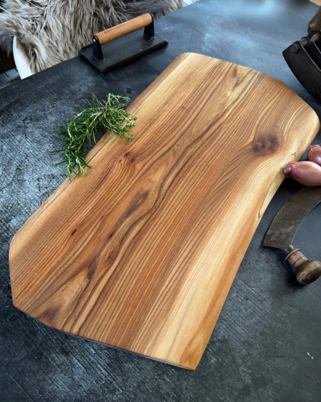 Ulme BBQ Board Naturform 66x34-37 – massives Servier- & Schneidebrett aus Vollholz