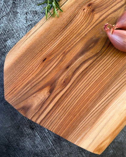 Handgeöltes Naturform Brett aus Ulme mit warmer brauner Maserung