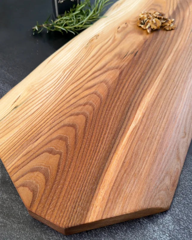 Ulme Genussplanke 70x28-32 – naturgeformtes Servierbrett aus Vollholz