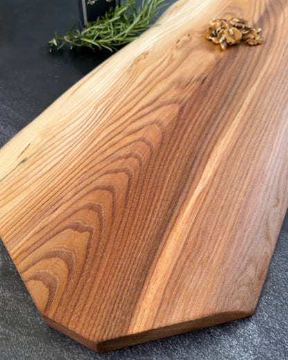 Ulme Genussplanke 70x28-32 – naturgeformtes Servierbrett aus Vollholz