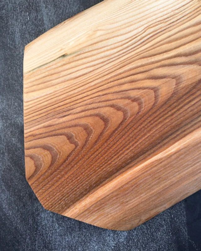 Ulme Genussplanke 70x28-32 – naturgeformtes Servierbrett aus Vollholz