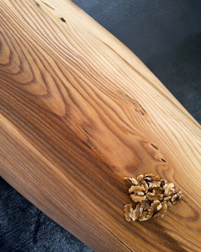 Handgefertigtes Ulme Servierbrett in Naturform für Tisch, Buffet und BBQ