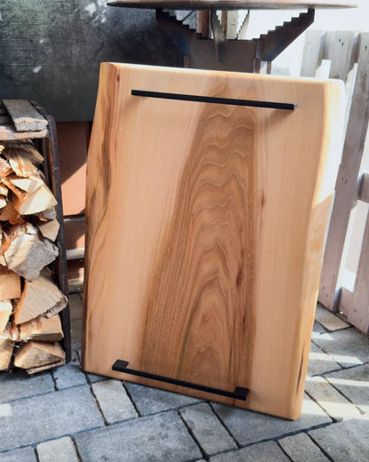 CaterBoard Ulme 60 x 45 x 2,4 cm – Ulmenholz Servierbrett handgefertigt für Grill & BBQ