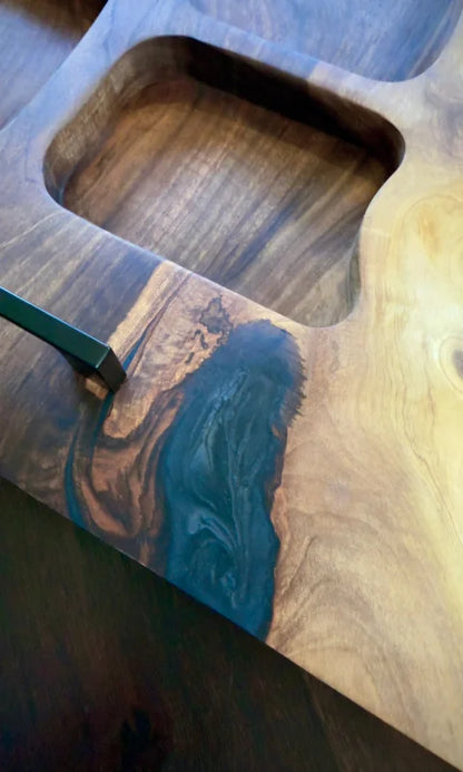 Holzservierbrett Nussbaum mit blauer Epoxidharz-Einlage in der Herstellung