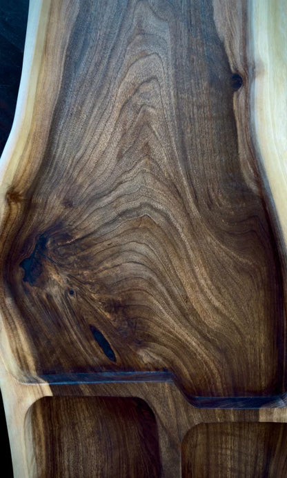 Holz XXL Servierbrett aus Nussbaum mit einzigartiger Maserung und blauer Resin-Einlage