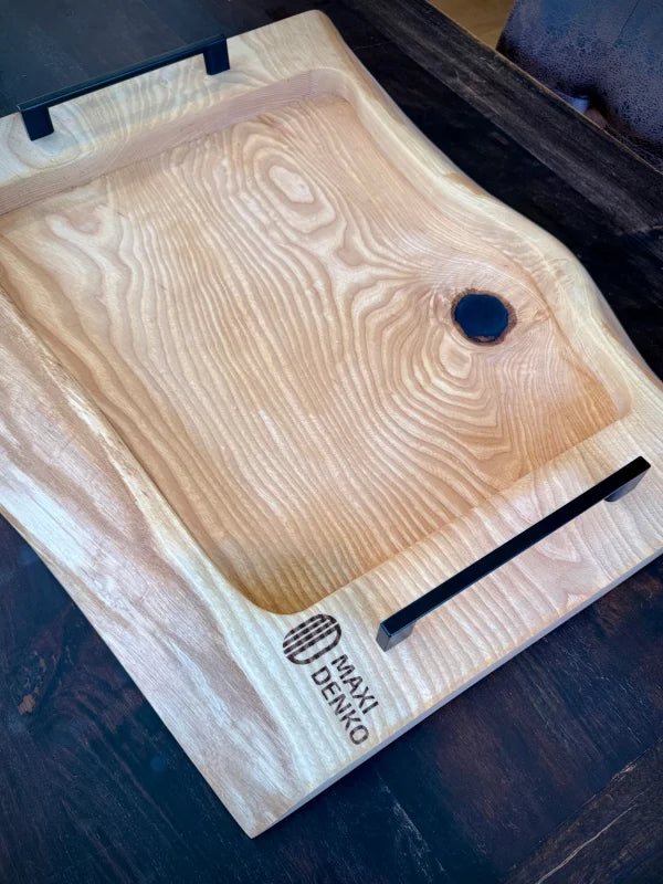 Holz Servierbrett aus Esche mit natürlichem Muster und praktischem Lochdetail