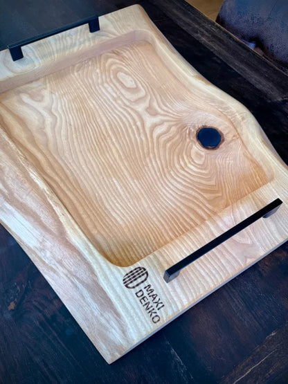 Holz Servierbrett aus Esche mit natürlichem Muster und praktischem Lochdetail