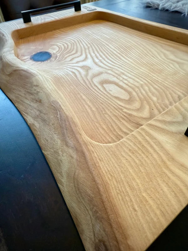 Holz Servierbrett UNIKAT mit natürlicher Holzmaserung und blauen Akzenten