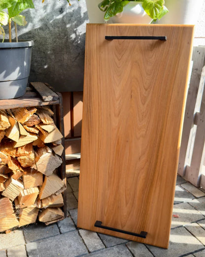 UNIKAT: Cut and Flame – Massives Holz Schneidebrett mit Metallgriffen aus Ulme für Grill & BBQ Momente | 75 x 35 x 2,4 cm