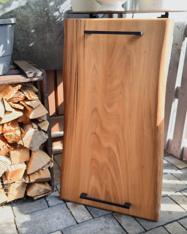 CaterBoard Ulme 68x37-40x2,7cm – Massivholz Brett zum Anrichten und Grillen handmade