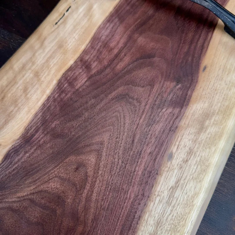 Luxus Schneidebrett Nussbaum mit kontrastierenden Holzmustern und natürlichem Design