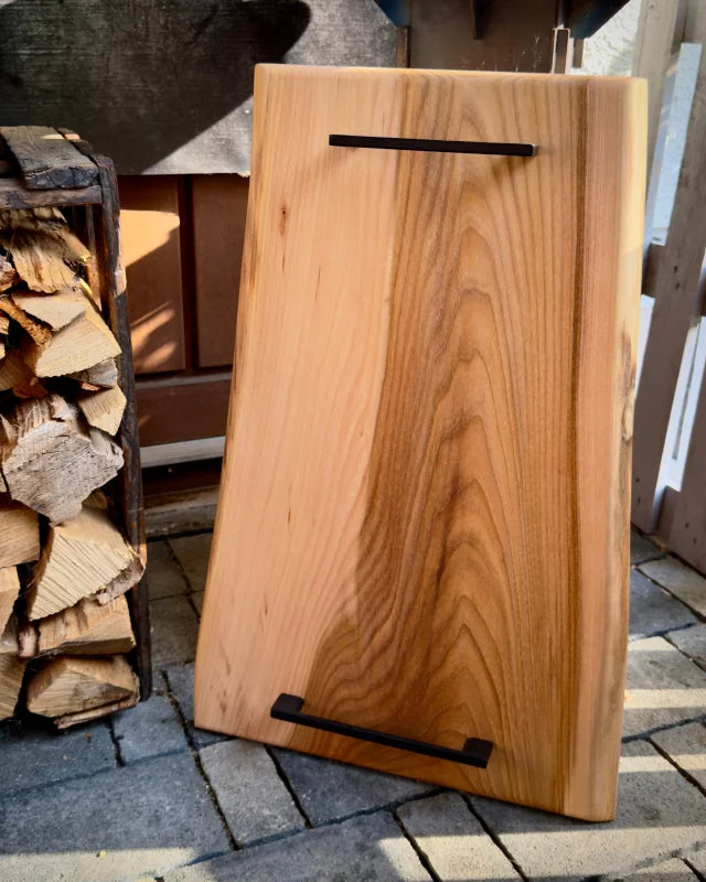 CaterBoard Ulme 60x30-38x2,2cm – Hochwertiges Servierbrett Massivholz für Küche & BBQ