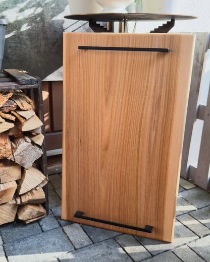 Groß arbeiten, schön servieren – Ulme Schneidebrett 65×40 mit Griffen