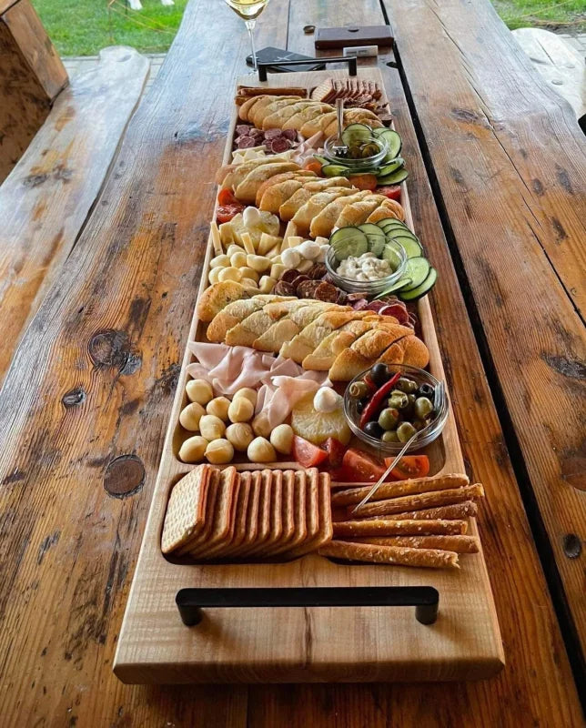 UNIKAT: Meat Maverick – Rustikales XXL Holz Servierbrett mit Metallgriffen aus Ulme für BBQ & Catering | 82 x 33 x 4 cm